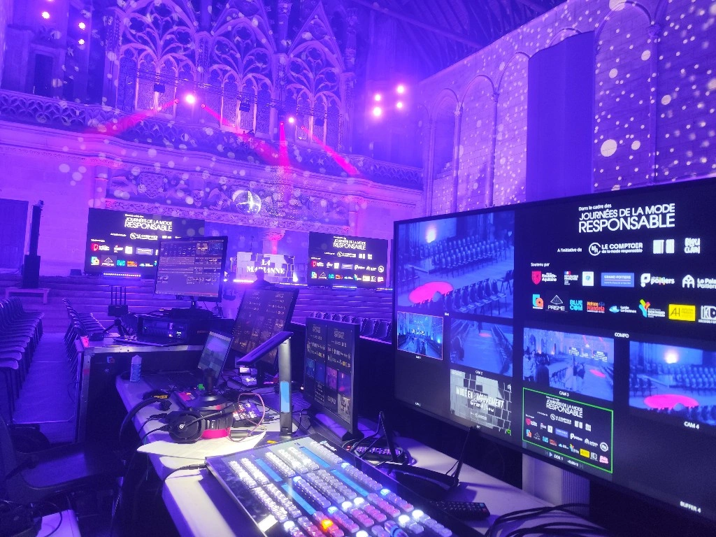 Régie complète TEDELEC EVENT – Défilé Mode Responsable, Palais d’Aliénor.
Volume déployé : 20 m³ électrique.
• Éclairage : parc LED basse consommation – pilotage DMX.
• Vidéo : murs LED, serveurs médias, contrôle multi-caméras.
• Audio : mixage numérique, diffusion stéréo frontale et retours scène.
• Régie centrale : supervision lumière/son/vidéo synchronisée en temps réel.