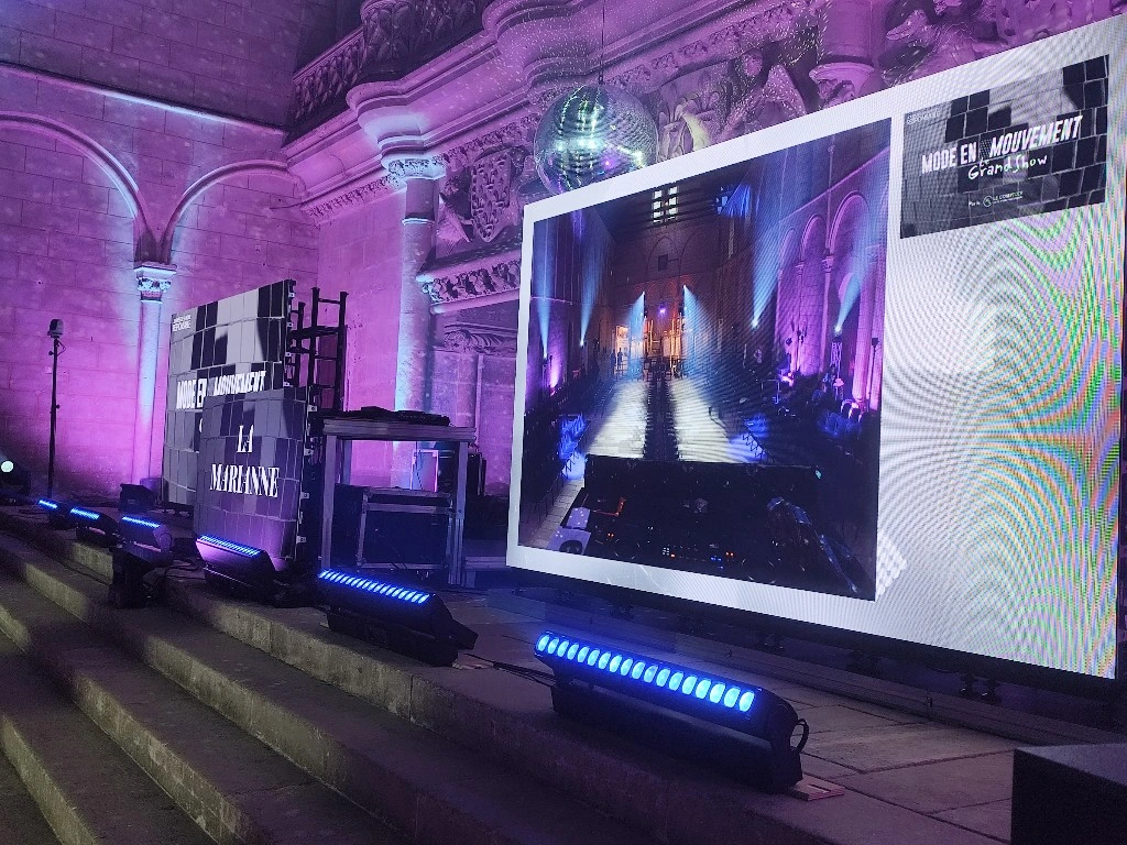 Scénographie vidéo TEDELEC EVENT – Défilé Mode Responsable, Palais d’Aliénor (Poitiers).
Installation en 20 m³ électrique : deux écrans LED grand format en diffusion principale, éclairage scénique LED full DMX, pilotage lumière et vidéo centralisé via régie numérique, synchronisation audio/visuel en temps réel et rendu éco-énergétique optimisé pour un lieu patrimonial.