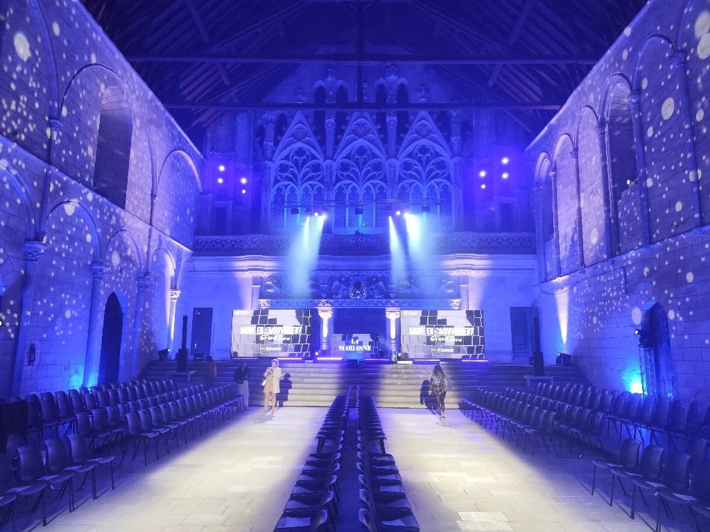 Au Palais d’Aliénor à Poitiers, TEDELEC EVENT a accompagné l’agence BLUECOM pour un défilé de mode responsable, poétique et engagé. Un événement qui prouve qu’élégance, innovation et respect de la planète peuvent défiler main dans la main.
