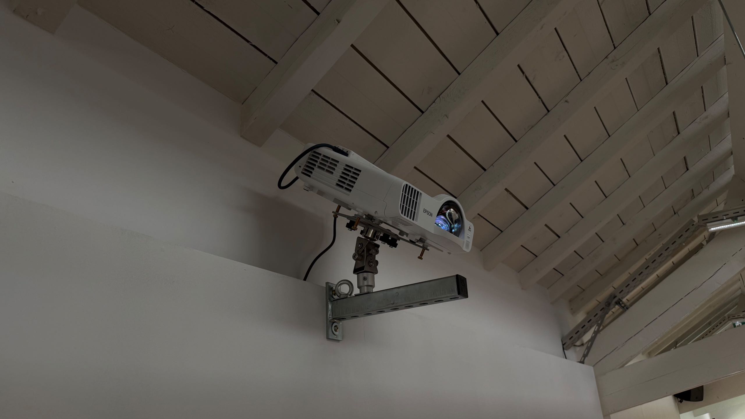 Vidéoprojecteur Epson sur bras articulé — RJPI 2026