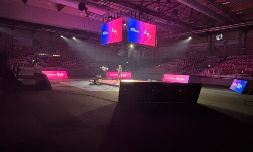 TEDELEC Event assure la prestation technique de l'Assemblée Générale du Crédit Mutuel 2024, avec des écrans géants affichant des ressentis des participants. Deux intervenants échangent sur scène lors de l'Assemblée Générale 2024 du Crédit Mutuel, avec une prestation technique assurée par TEDELEC Event. Deux grands écrans affichent des mots-clés liés aux ressentis des participants.