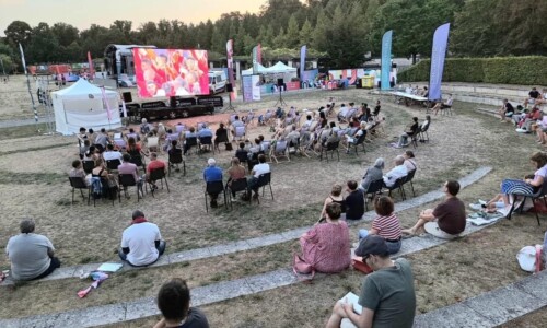TEDELEC Event installe un écran LED pour la diffusion en direct des Jeux paralympiques Un écran LED diffuse les Jeux paralympiques devant un public en plein air, installation et prestation technique fournies par TEDELEC Event.